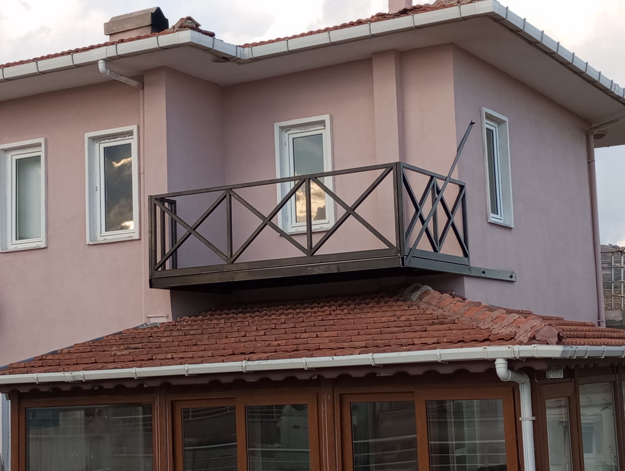 Konut — çelik balkon korkuluğu